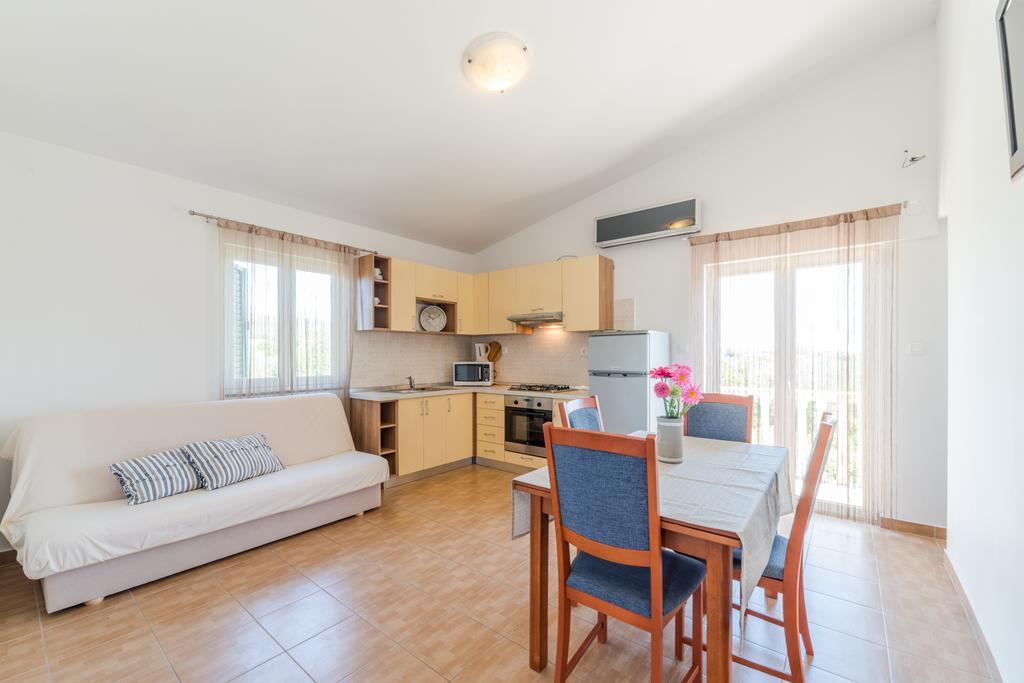 Crowonder Sun&Fun Holiday House With Large Swimming Pool, Playroom And Garden Bibinje Exterior foto