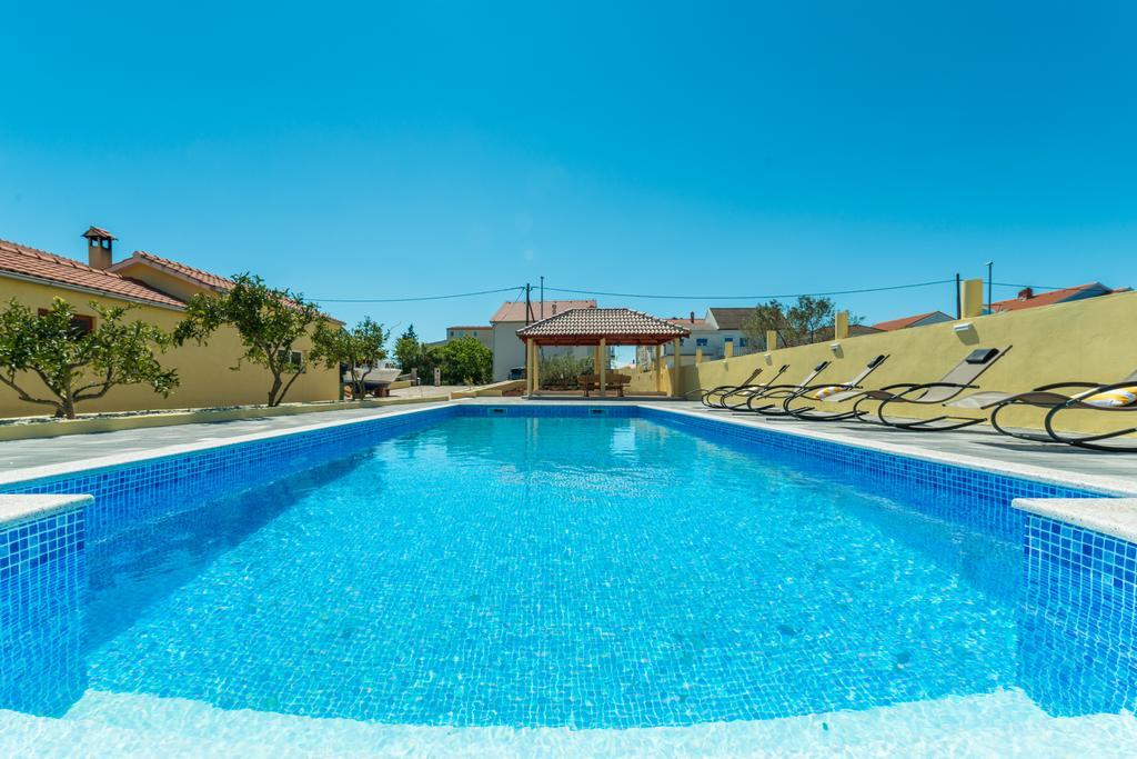 Crowonder Sun&Fun Holiday House With Large Swimming Pool, Playroom And Garden Bibinje Exterior foto